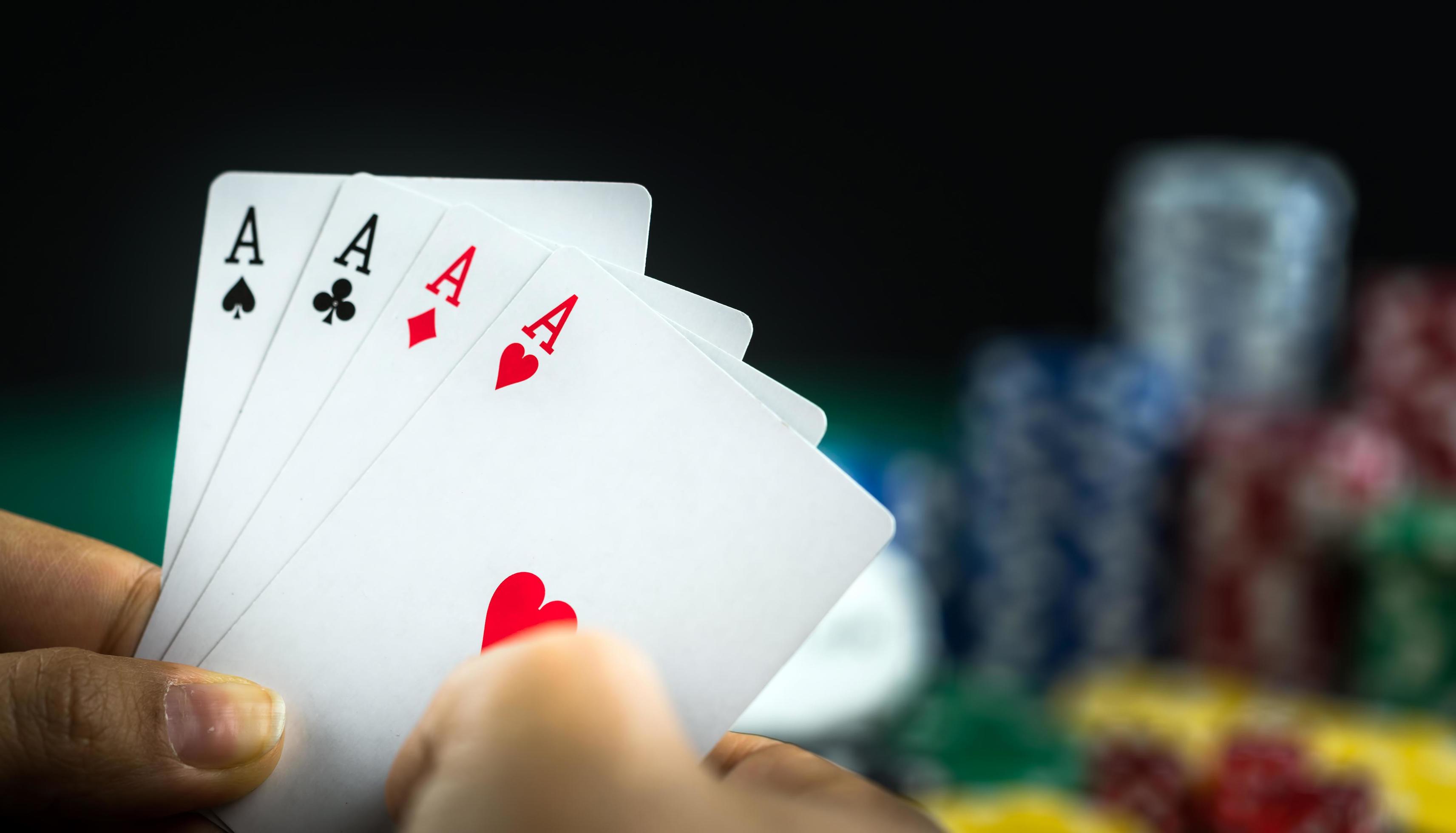 jogos de azar pôquer cartas de blackjack mostradas à mão e dados 3201284  Foto de stock no Vecteezy